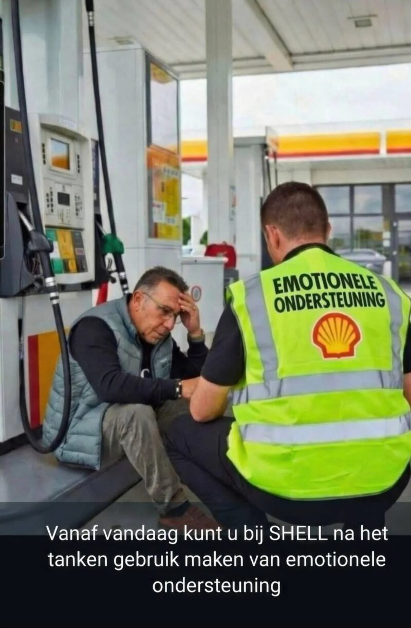 Emotionele ondersteuning bij het tanken vanwege het record brandstof prijzen diesel en benzine door de oorlog in Iran Israel Amerika